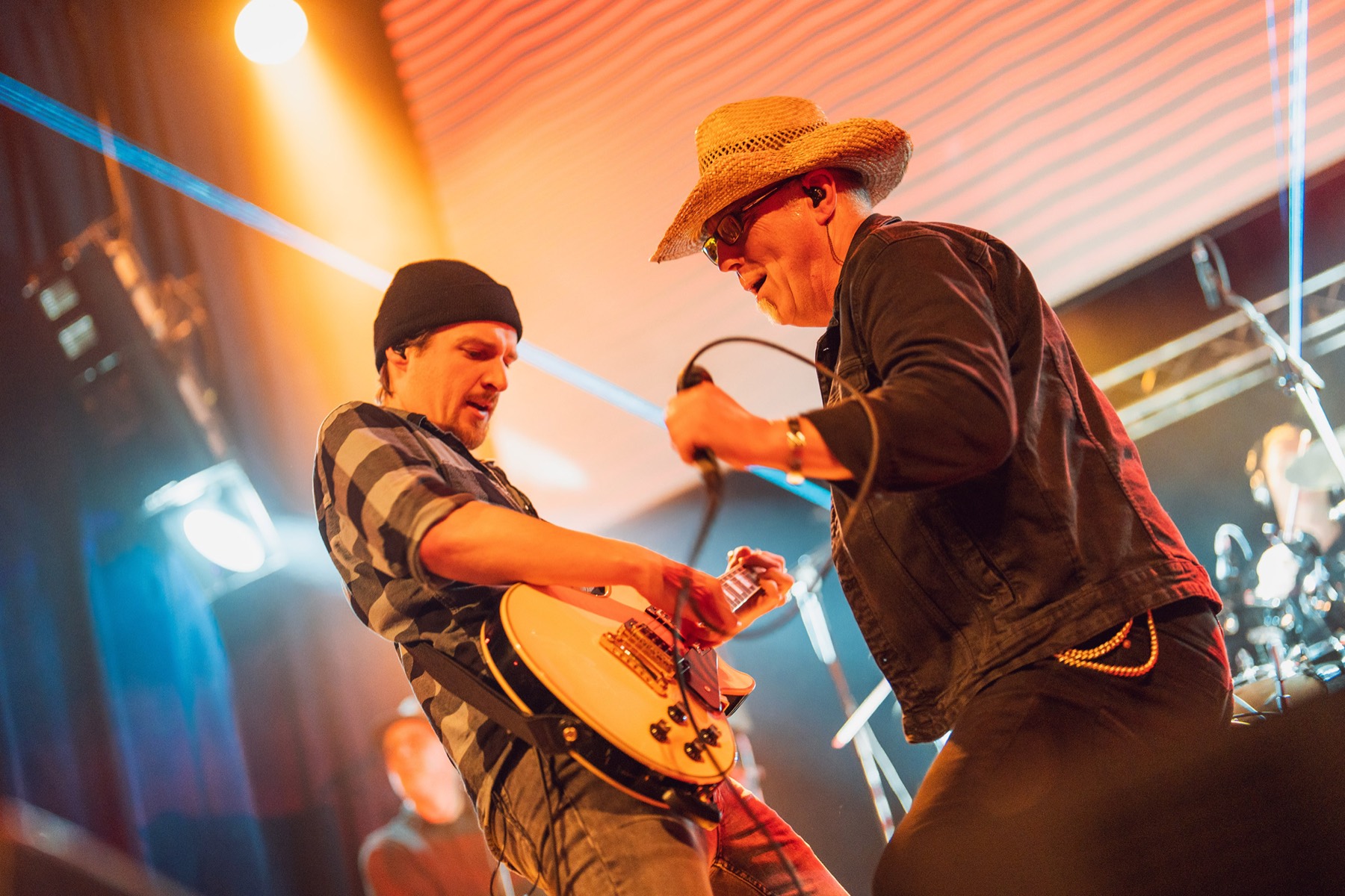 On The Edge live — zanger en gitarist in vol licht
