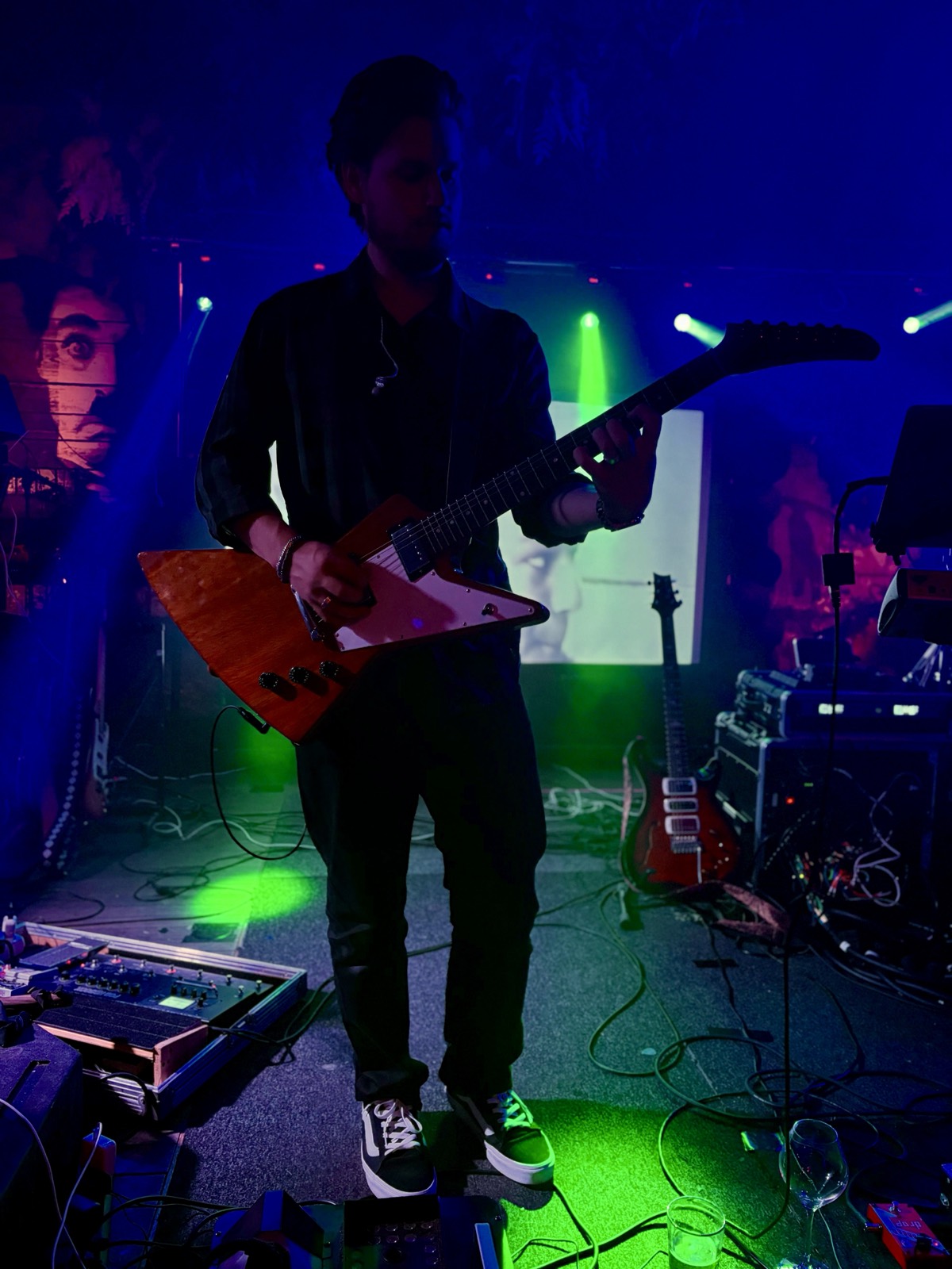 Gitarist met Explorer-gitaar tussen de lasers